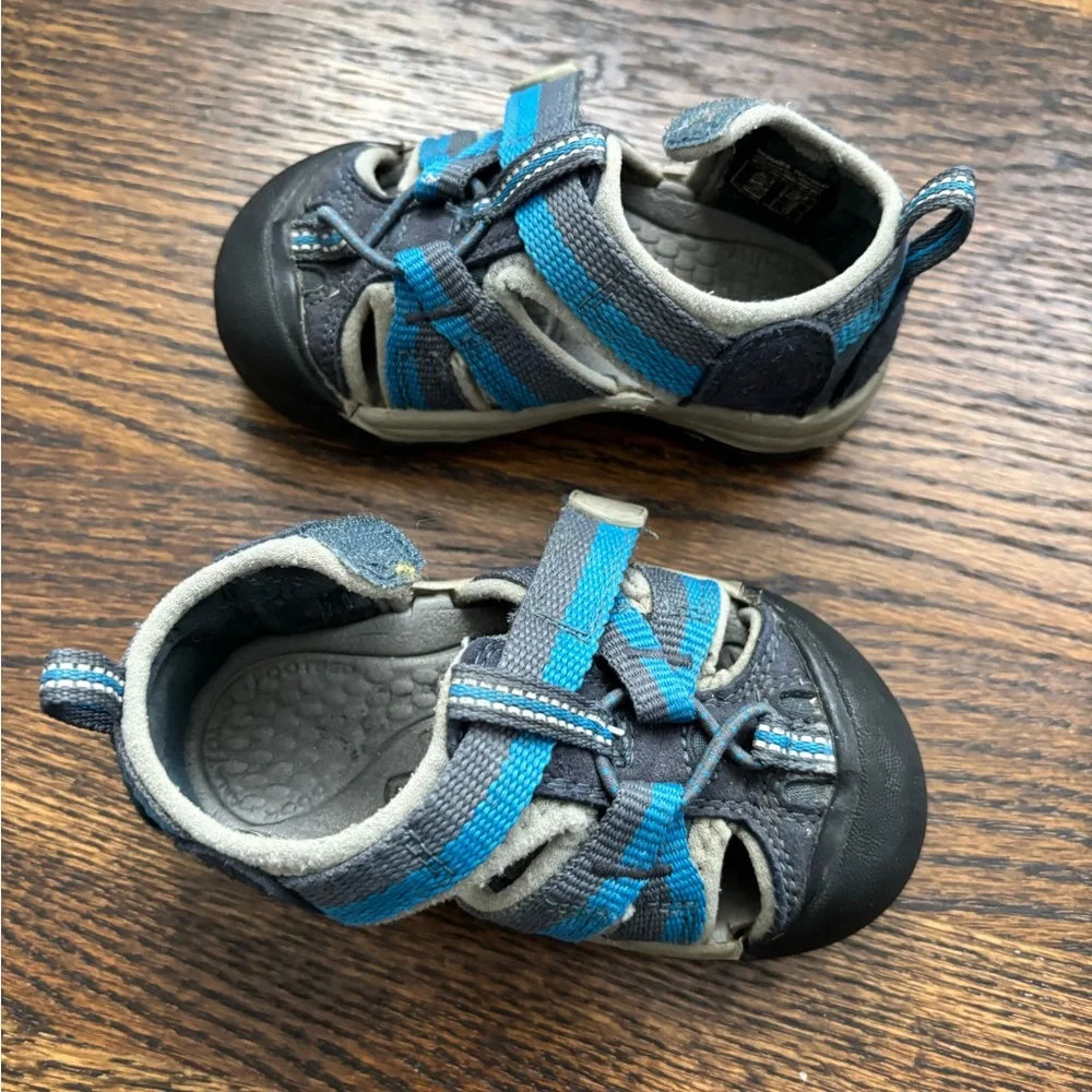 Keen Water/Hiking Shoes in Blue and Gray. Size 5.